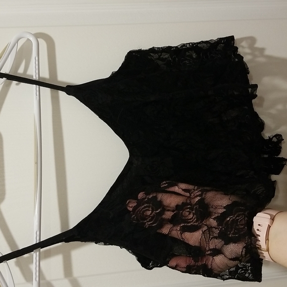 Black crop top with lace overlay - Picture 2 of 8